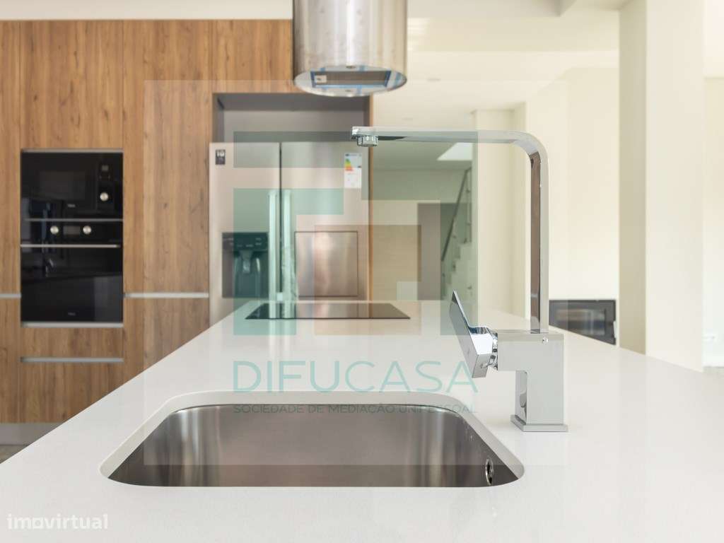 Moradia T5 com terreno fabulos de 600m2 - Grande imagem: 1/54