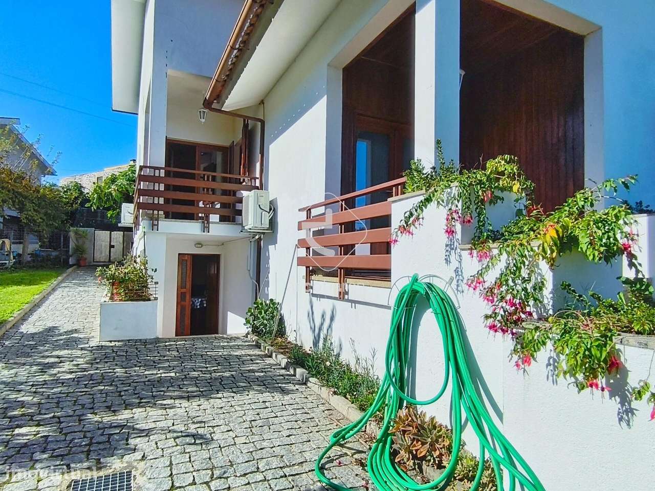 Moradia T3 terreno de 1.500 m2, apartº T1 independente e licença de AL-27