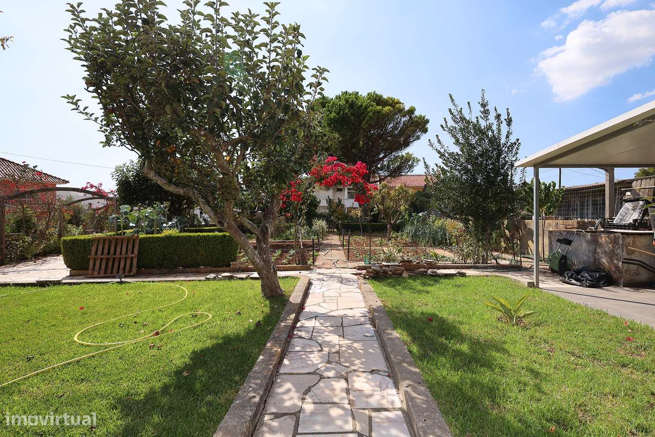 Moradia com duas fracções – Rentabilidade Imediata – Porto Salvo – Oei-46