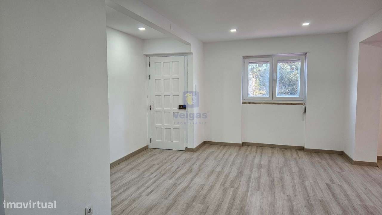 Edifício para Habitação e Comércio - Moradia T3 Renovada c/ Terraço e-14