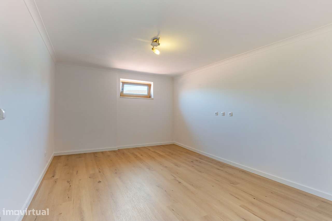 Moradia T4 Renovada | 3 Suites | Lote 900m2-15