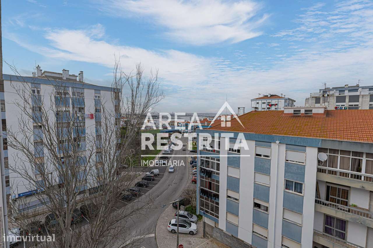 Apartamento T3 transformado em T2 no Seixal, Arrentela-32