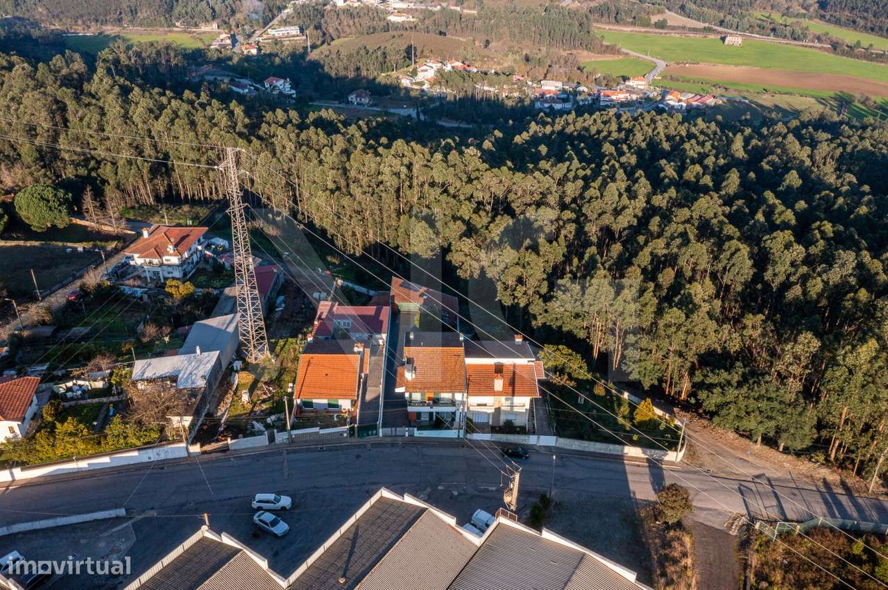 Moradia T4 com pátio, jardim e garagem em Covelas - Trofa-53