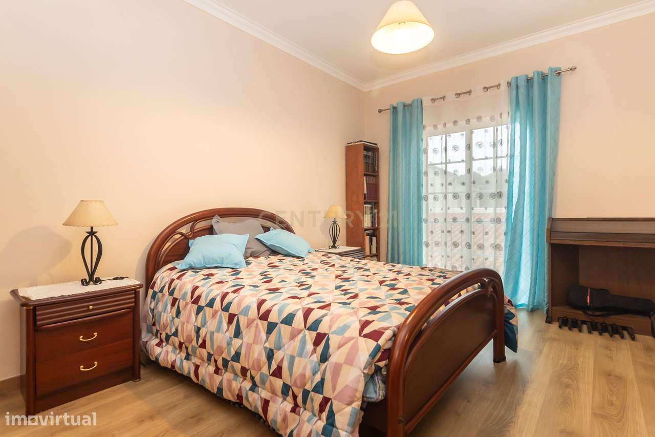 Moradia T4 Independente com garagem e jardim em Setúbal-26