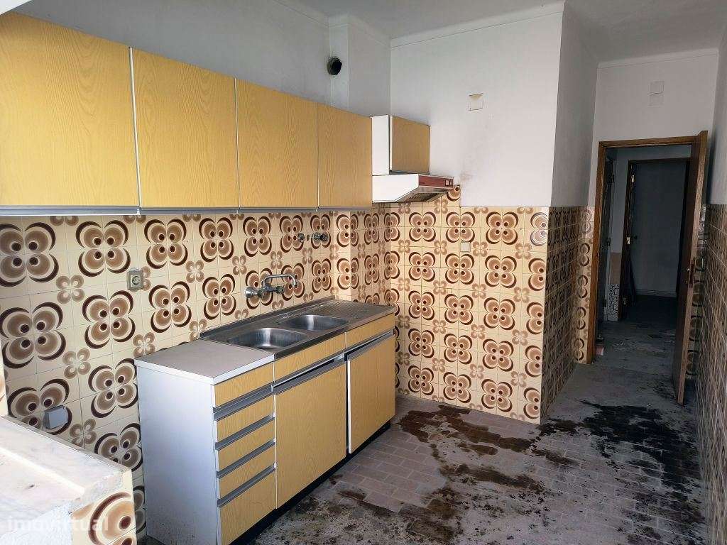 Apartamento T1 na Baixa da Banheira com grande potencial de valoriz...-9