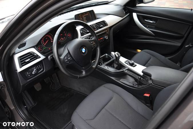 BMW Seria 3 320i - 5