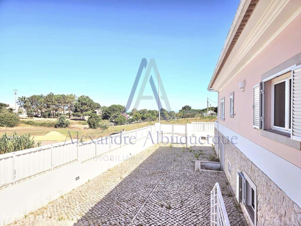 Moradia Isolada com Piscina T3+2-45