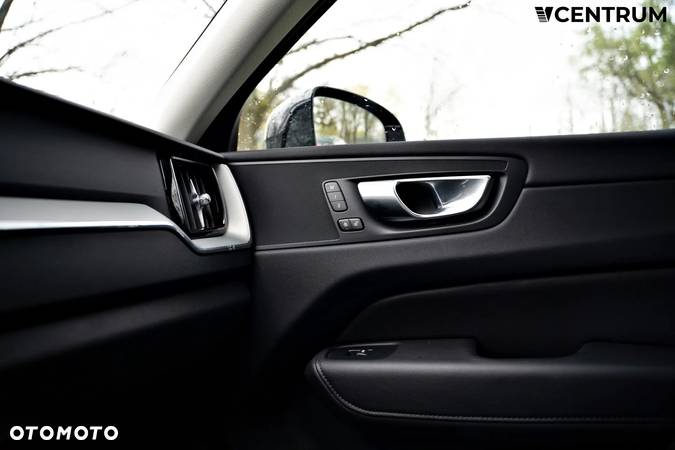 Volvo XC 60 B4 D AWD Plus Bright - 8