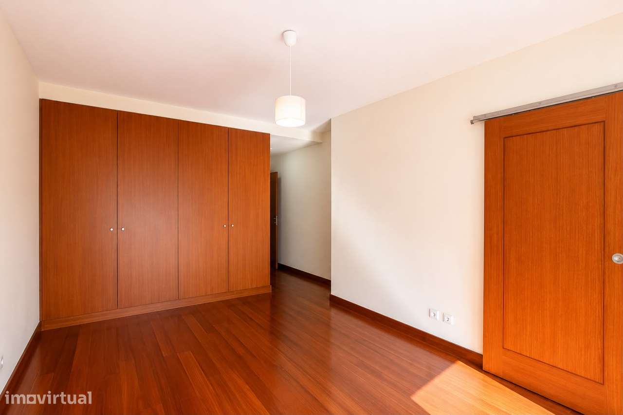 Apartamento T5 com 4 casas de banho e garagem-11