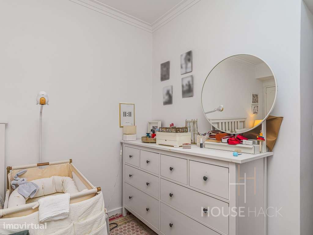 T2 Remodelado no Pragal com vista rio e duas varandas-17