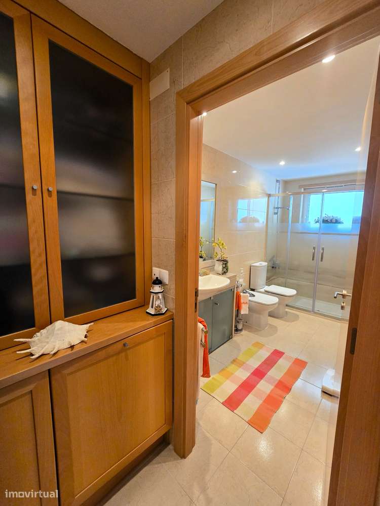 Apartamento T1 c/ Terraço, Vista Mar, Piscina e Box na Praia do Ouro-9