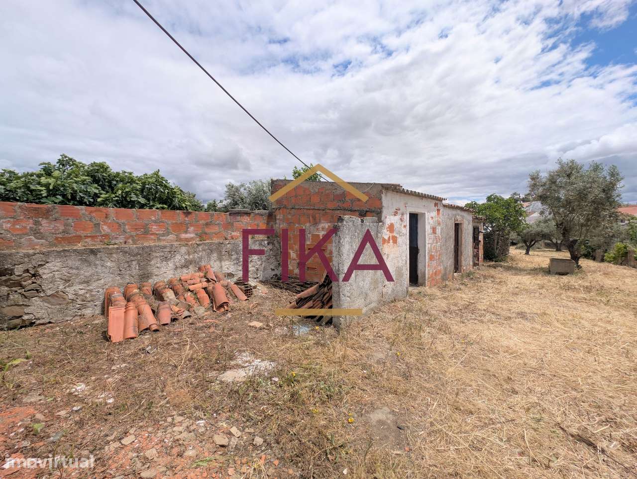 Moradia T3 para recuperação total com 679m2 de terreno-24