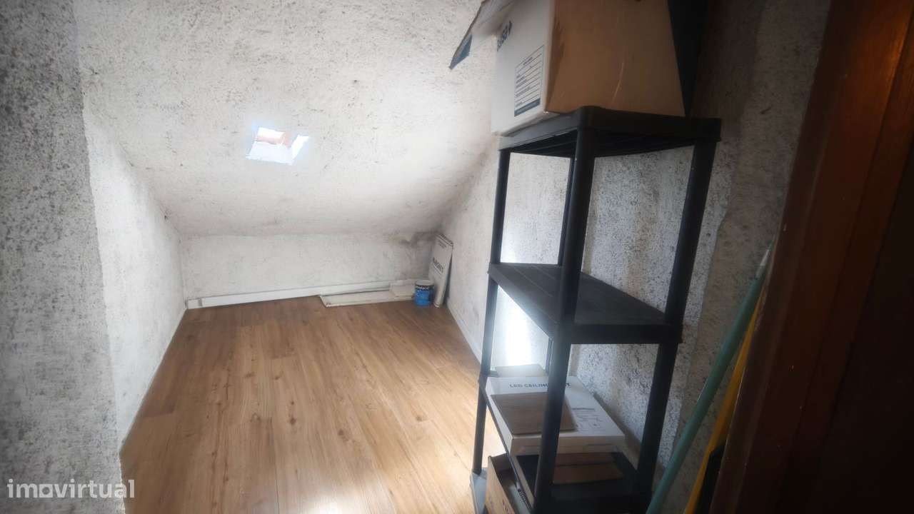 Apartamento T2 remodelado, com varanda e sótão. Centro da cidade.-18