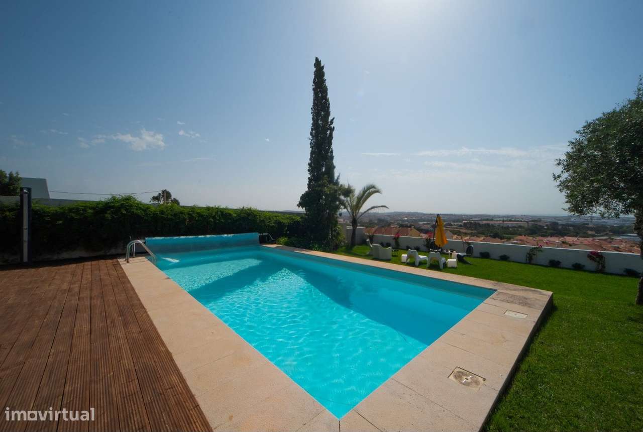 Moradia Contemporânea com Vista Mar e Piscina, Próxima da Beloura e Es-19