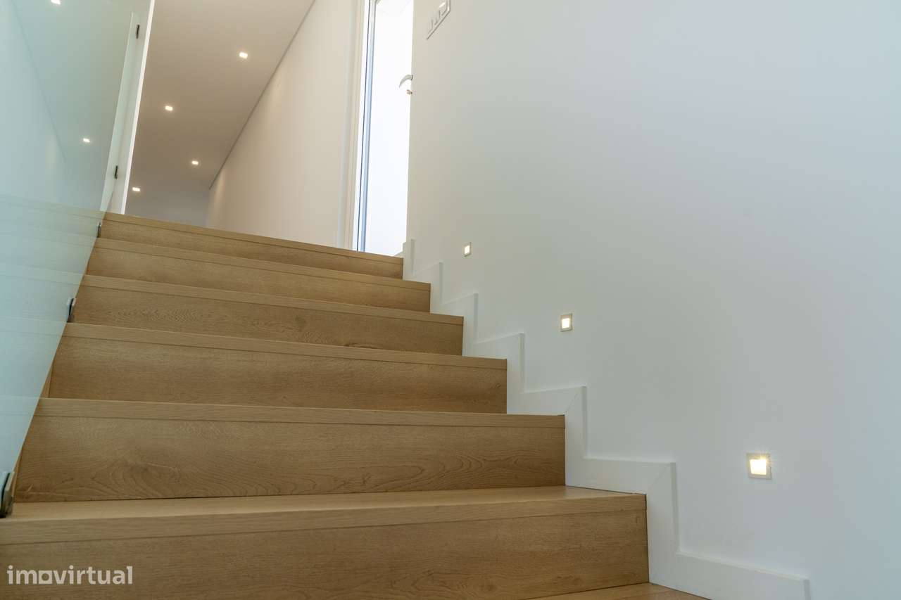 Moradia independente à venda na Estrada Velha da Avessada, 2665-25