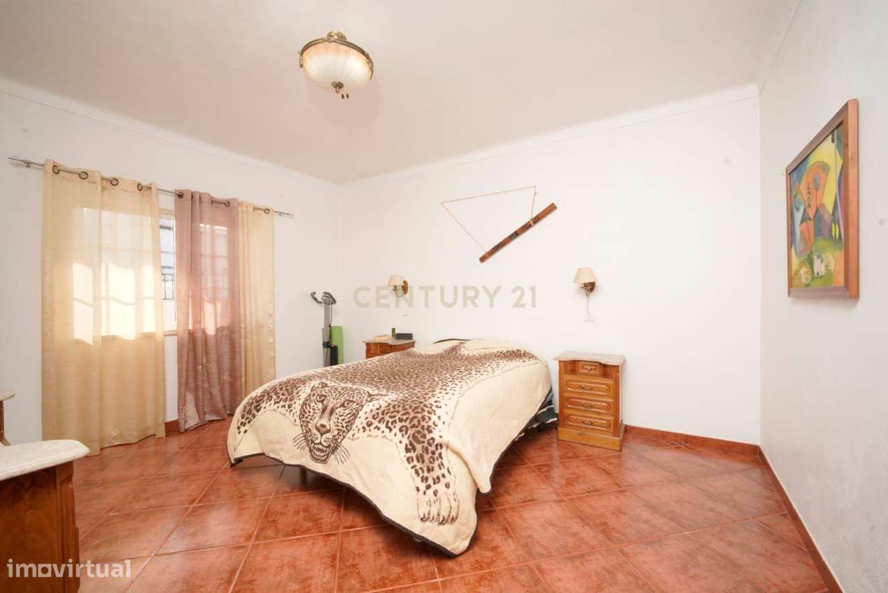 Espetacular Moradia em Setúbal com Jardim e Garagem-12