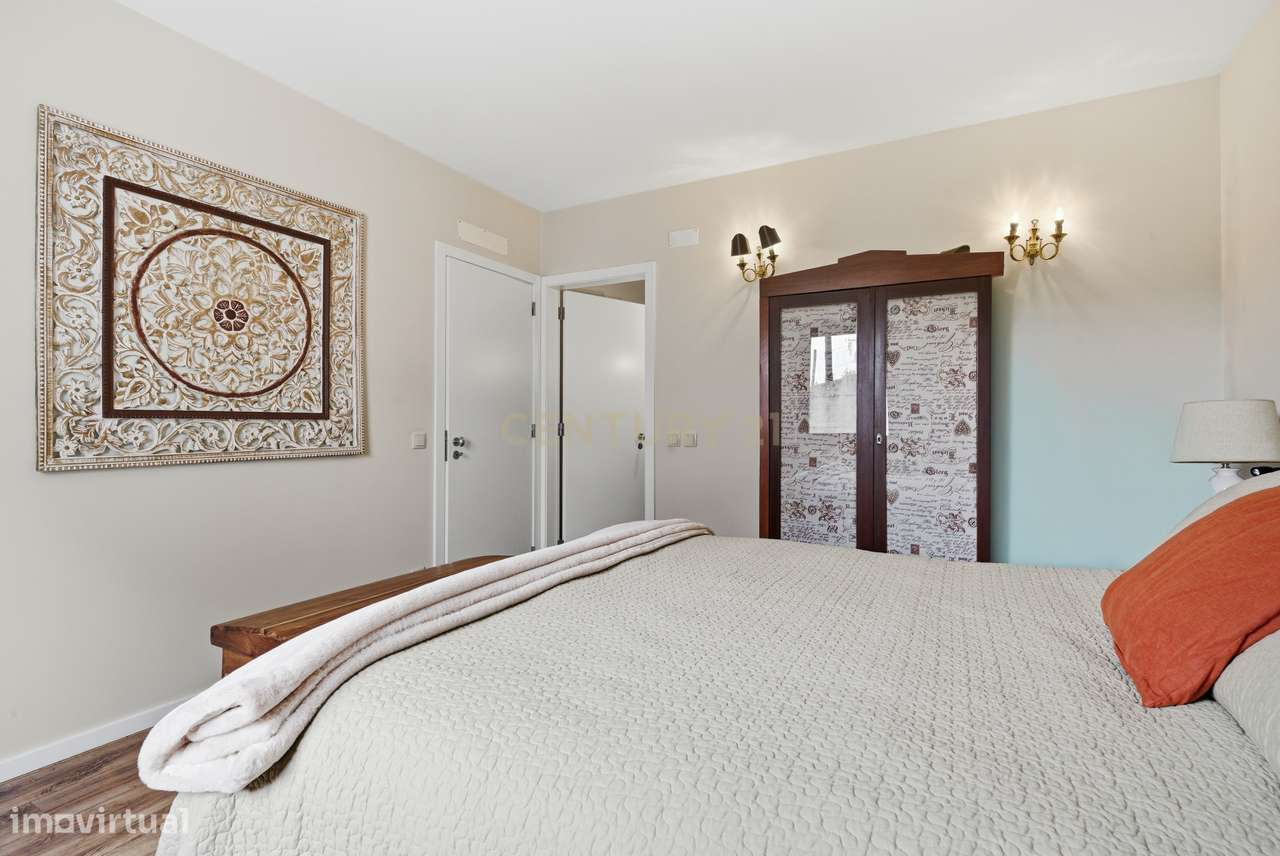 Quintinha T4 com edificação contemporânea no coração do Oeste, com ter-16