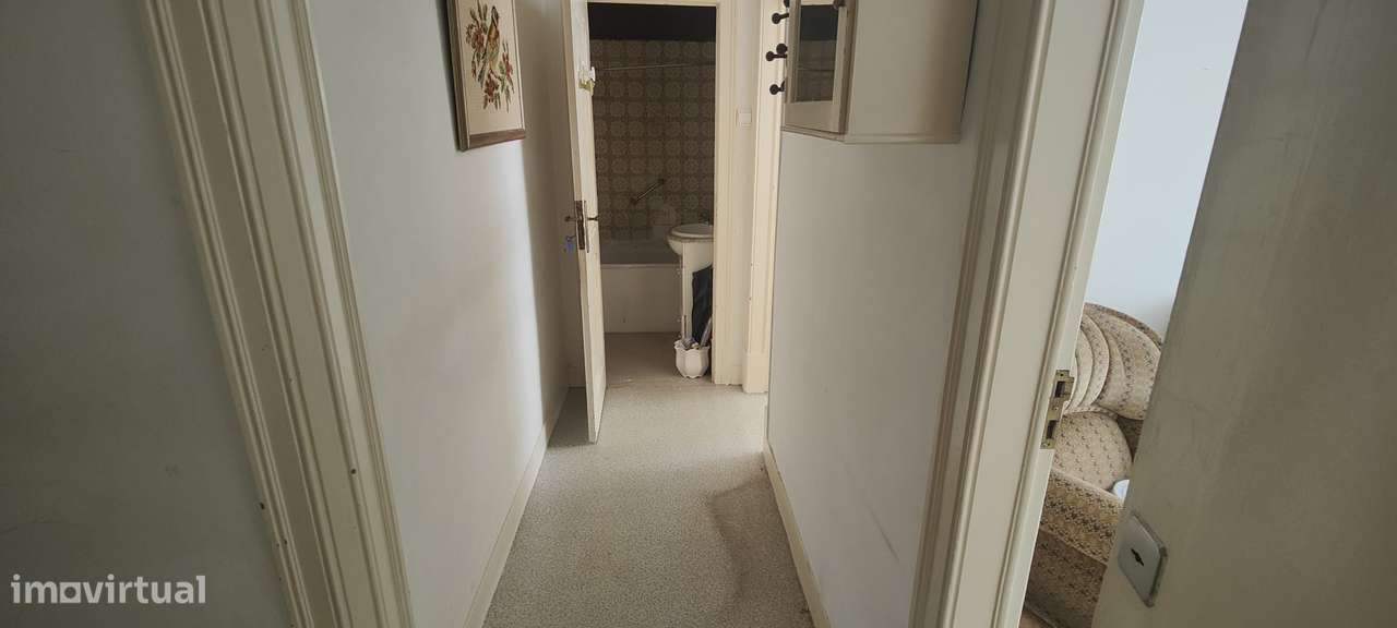 Apartamento T3 com varanda em Avenidas Novas, para remodelação total.-8