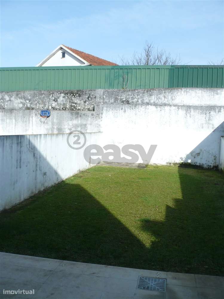 MORADIA EM BANDA T4 COM JARDIM-11