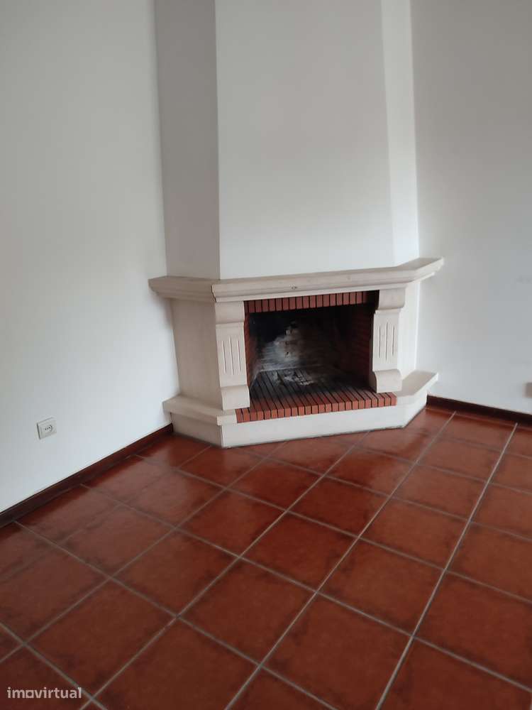 Apartamento T2 + garagem - boas áreas e boa localização - Grande imagem: 5/9