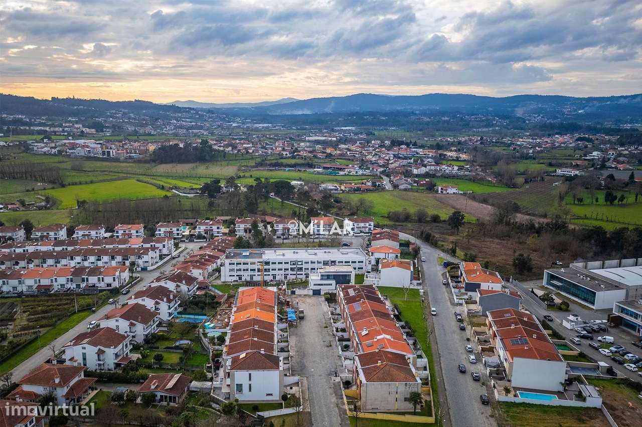 Moradia T3+1,  de gaveto, em Merelim S. Pedro – Braga-17