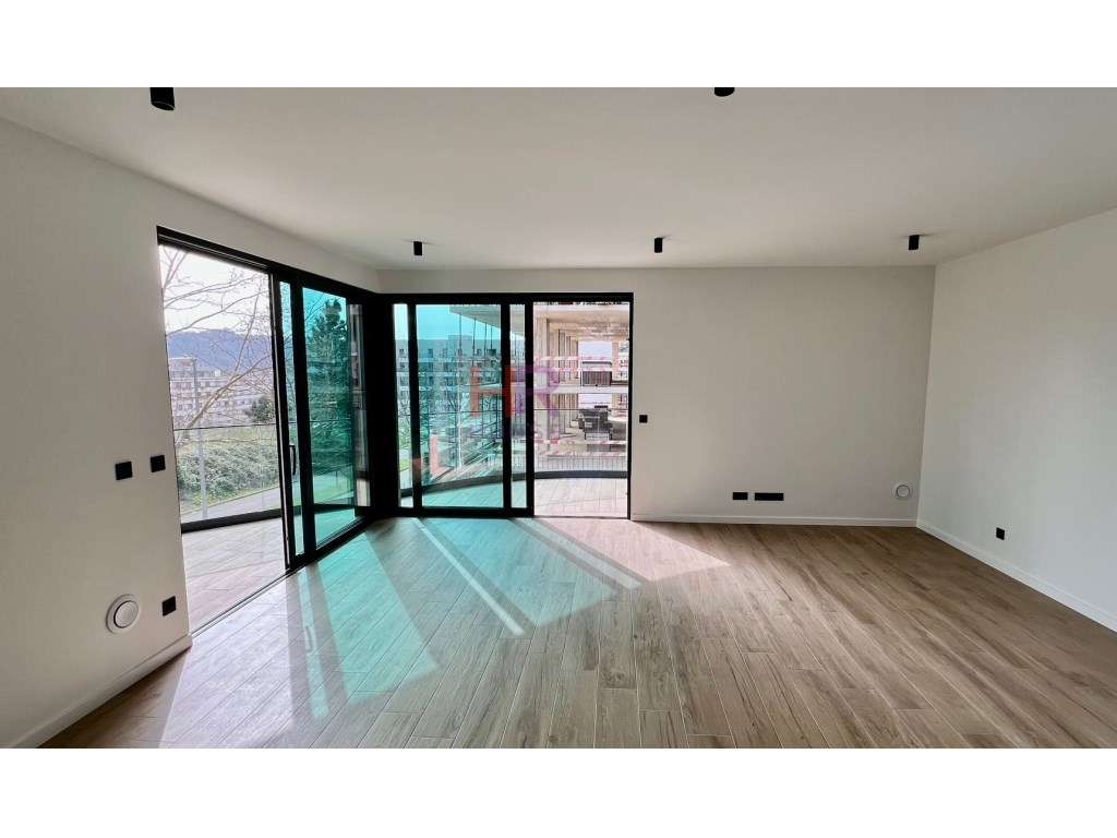 Vende-se Fantástico T2 com terraço privativo-8