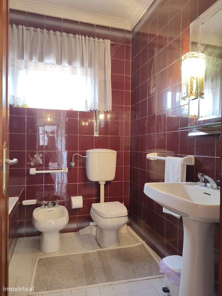Moradia térrea com 4 frentes, garagem, anexos, jardim e bons acessos-29