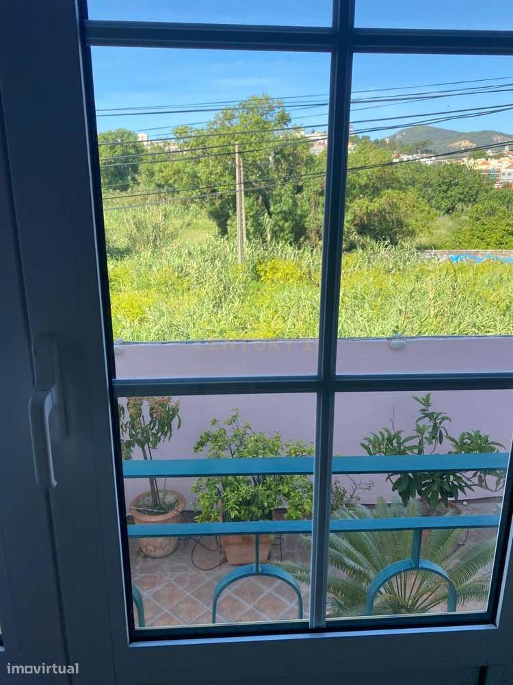 Espaço, Elegância e Localização Privilegiada – Andar de Moradia T5 no-10