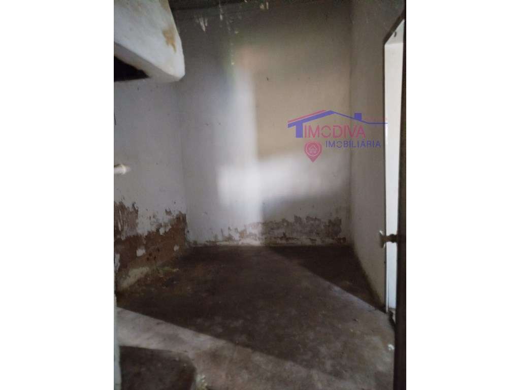 Moradia T2 com arrecadações, garagem e quintal em Constância-16