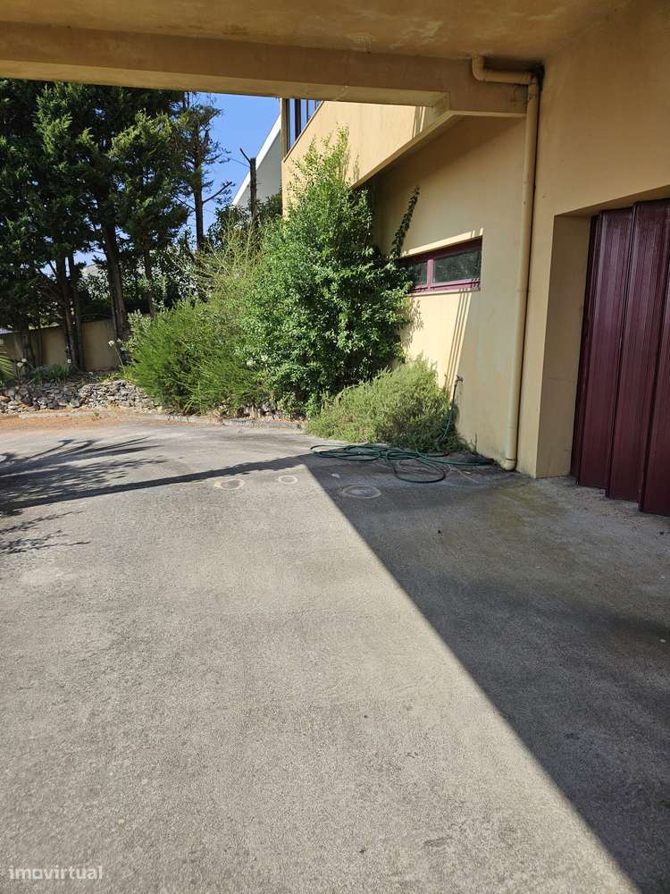 Lindíssima Moradia T6 de quatro frentes-22