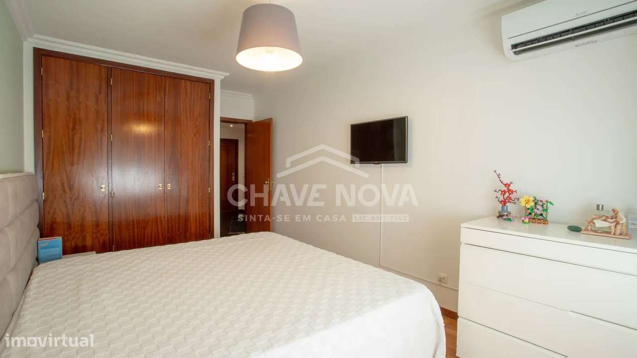 T2 com ótima luz natural, varandas, garagem, arrumos-12