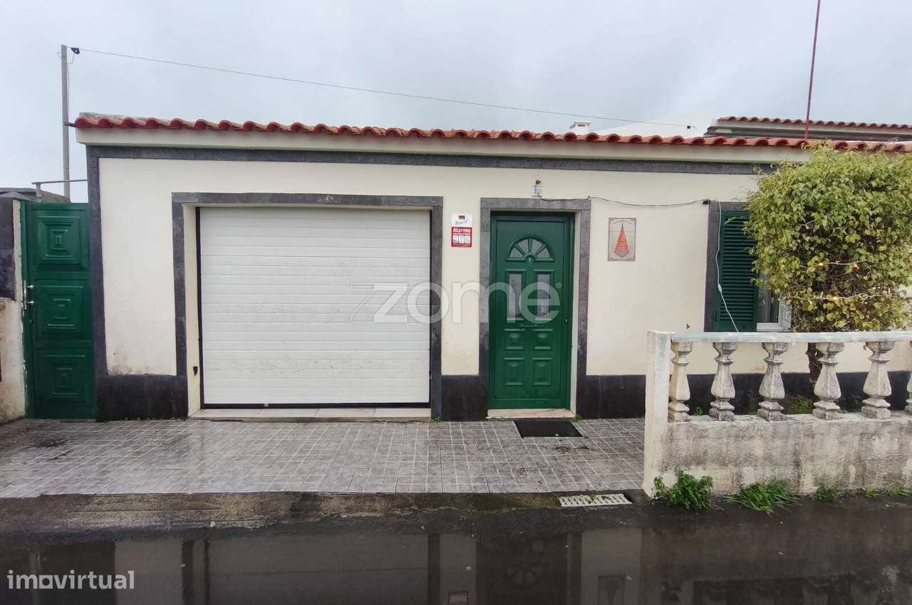 Moradia Térrea com Garagem e Espaço Exterior – Fajã de Baixo - Grande imagem: 2/21