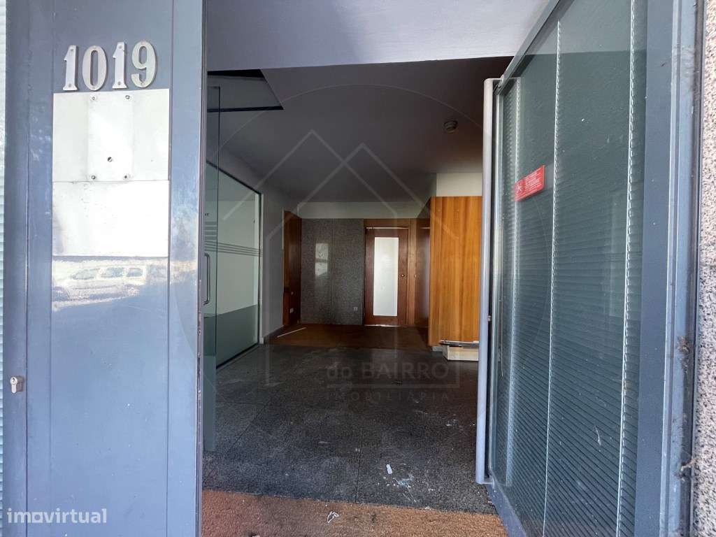 Prédio Urbano no Centro da Maia Potencial para Serviços ou Habitação-5