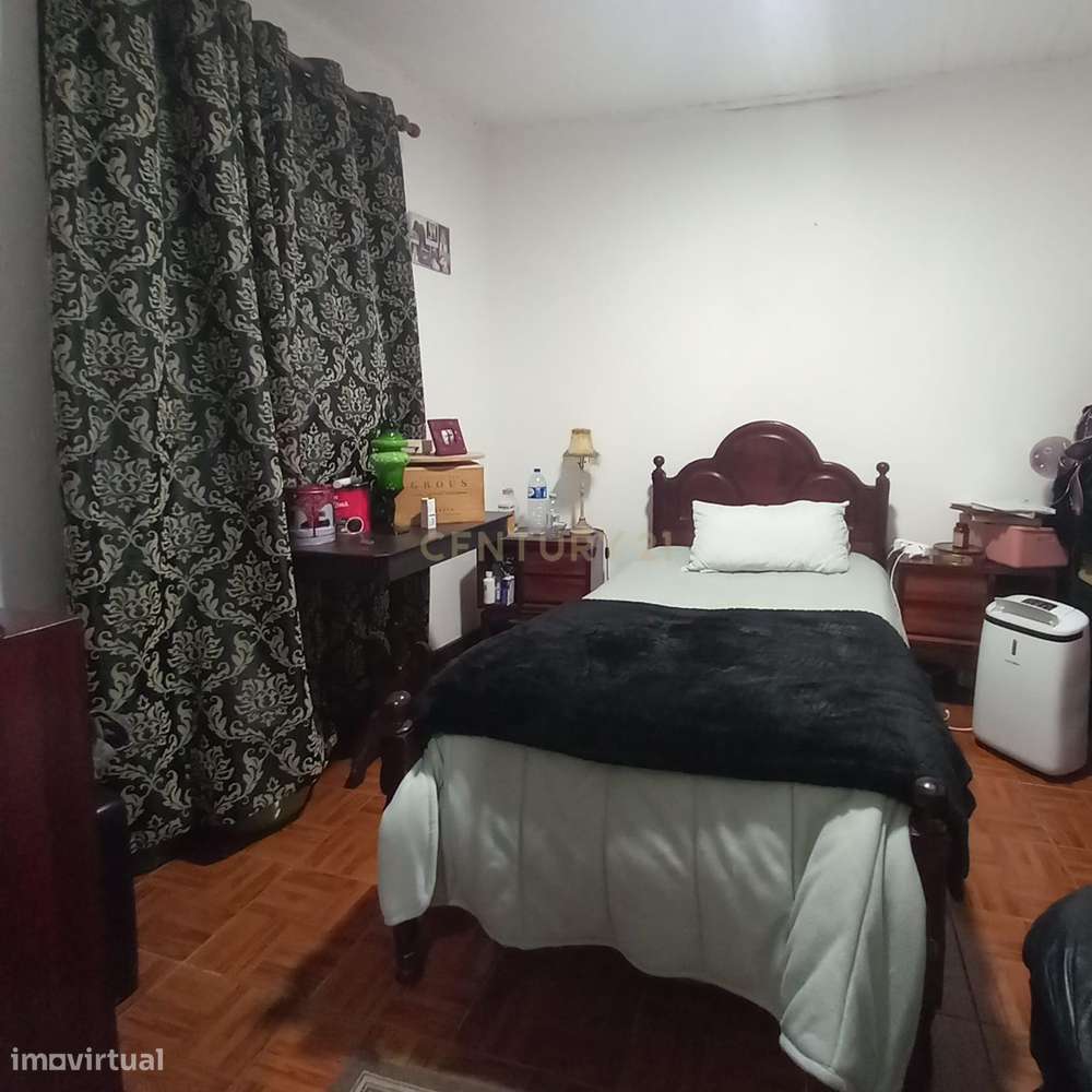 Oportunidade com Potencial – Moradia com Quintal e Estacionamento-5