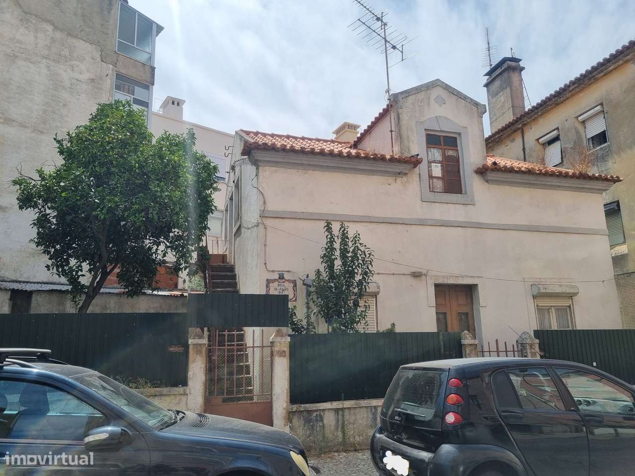 Moradia de dois pisos para remodelar - centro da Amadora-1