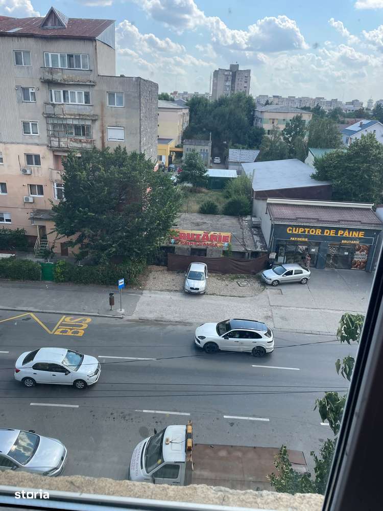 De vanzare apartament cu 3 camere, balcon, etaj 4-0