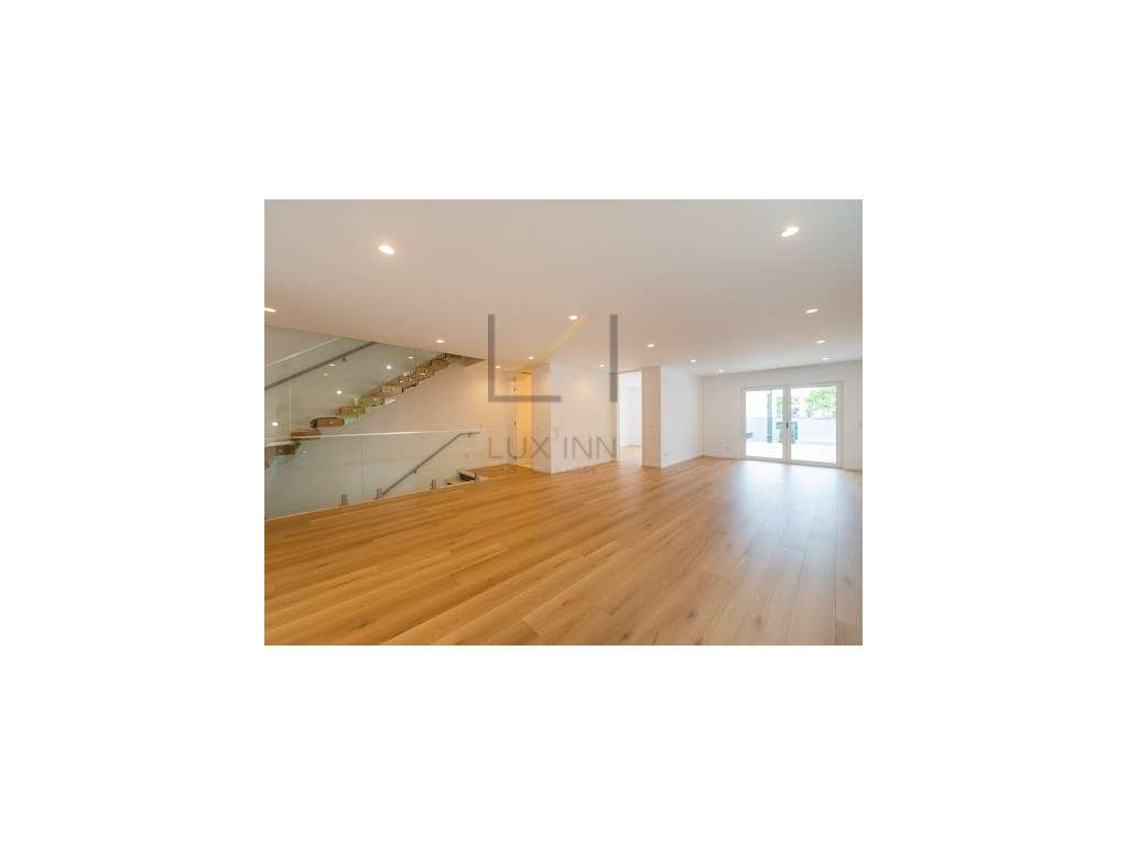 Moradia de Luxo T4 , São Pedro Do Estoril, com Piscina e Garagem-13