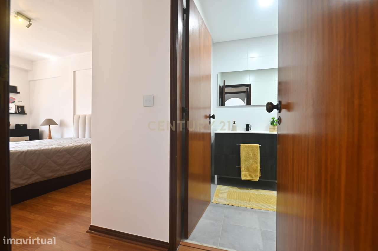 Apartamento T3 semi-remodelado, luminoso e pronto a habitar, na Rincho-18