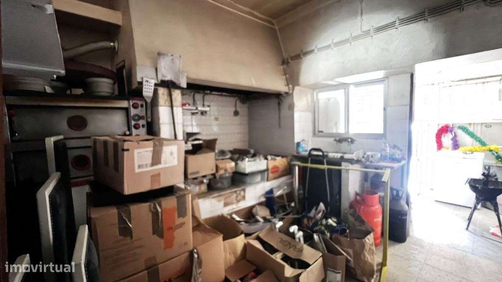 Pizzaria e Habitação no 1º andar no Centro do Montijo - Para renovar-15