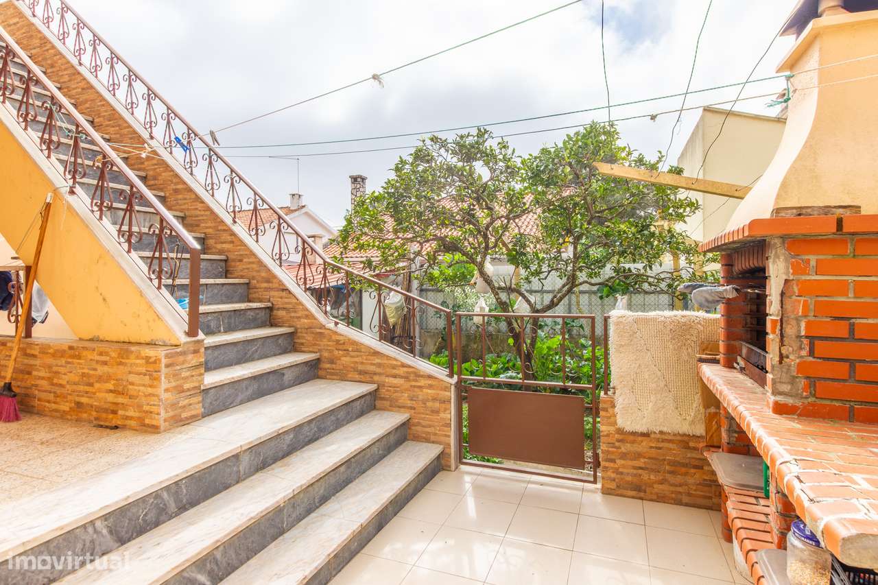 Moradia T5 isolada com jardim e terraço em Quinta do Conde - Grande imagem: 5/40