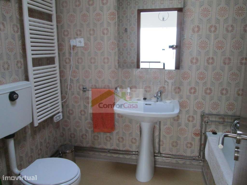 Moradia em banda, T4 com jardim, logradouro, garagem, excelente exp...-18