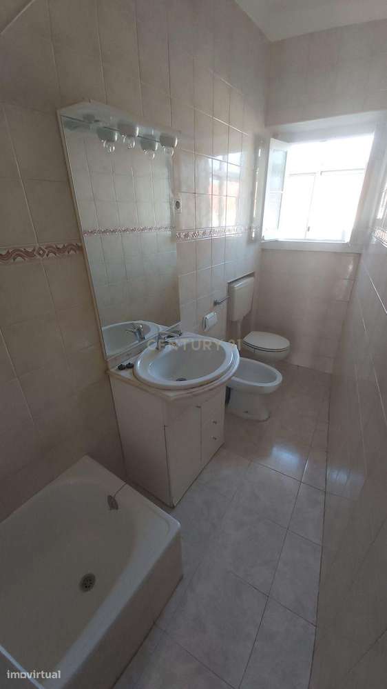 Apartamento T2 em Almada na Av. Nuno Alvares Pereira.-14