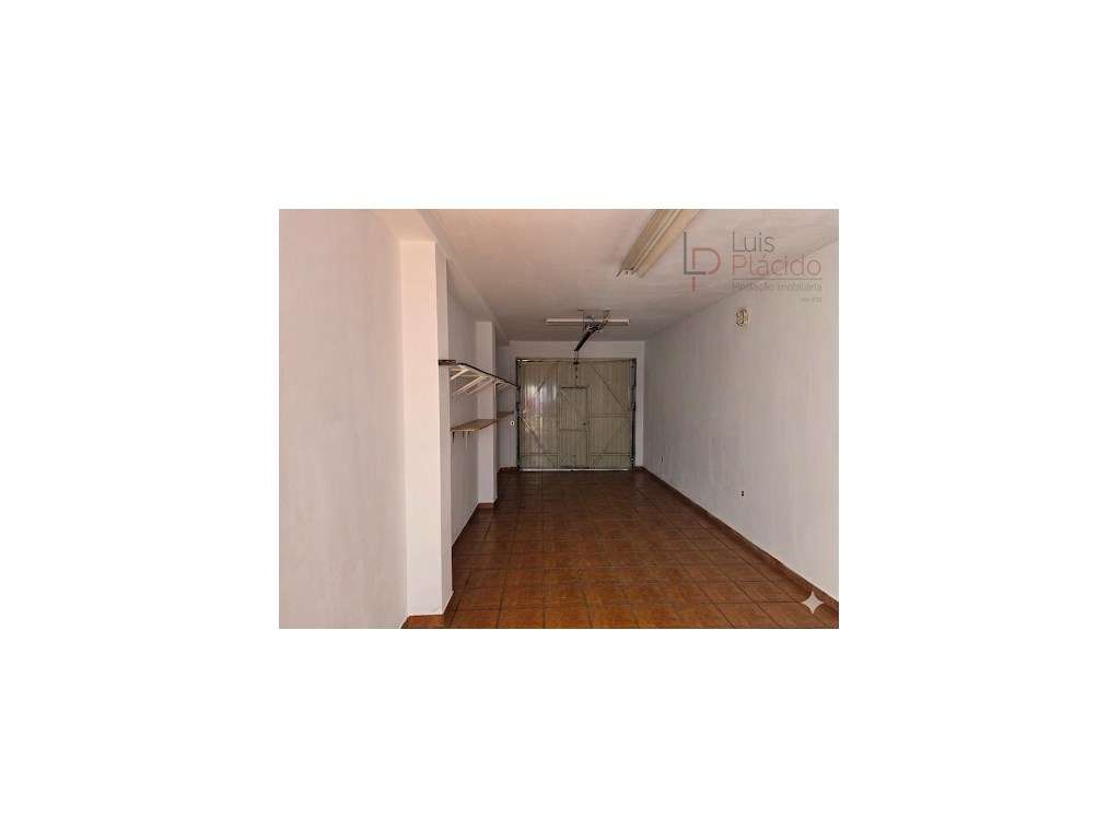 Moradia com 5 Quartos c/ Garagem + Anexo T1-36