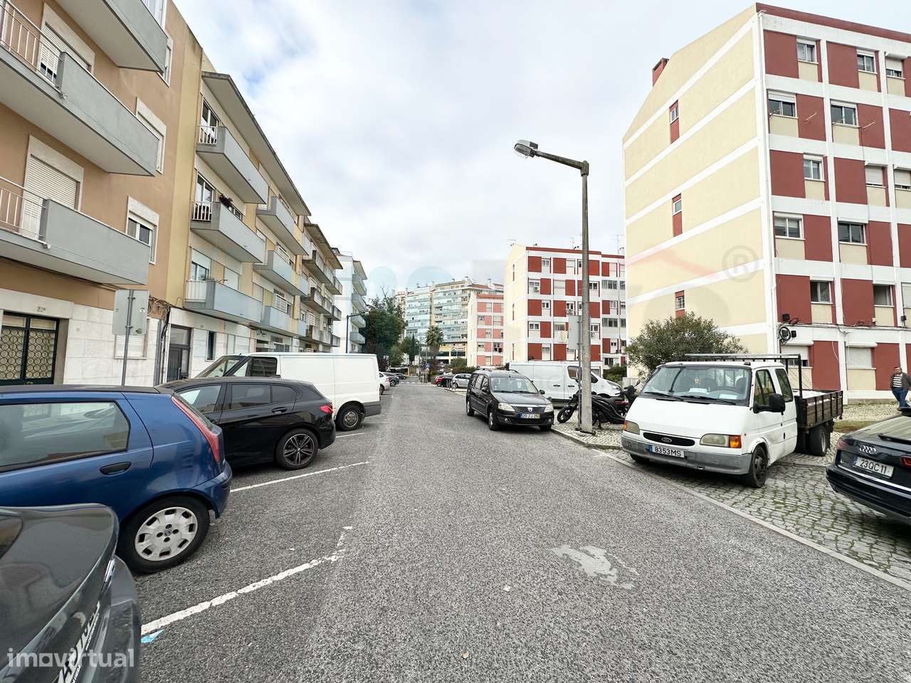 Apartamento T4 Remodelado e Mobilado Charquinho, Benfica-36