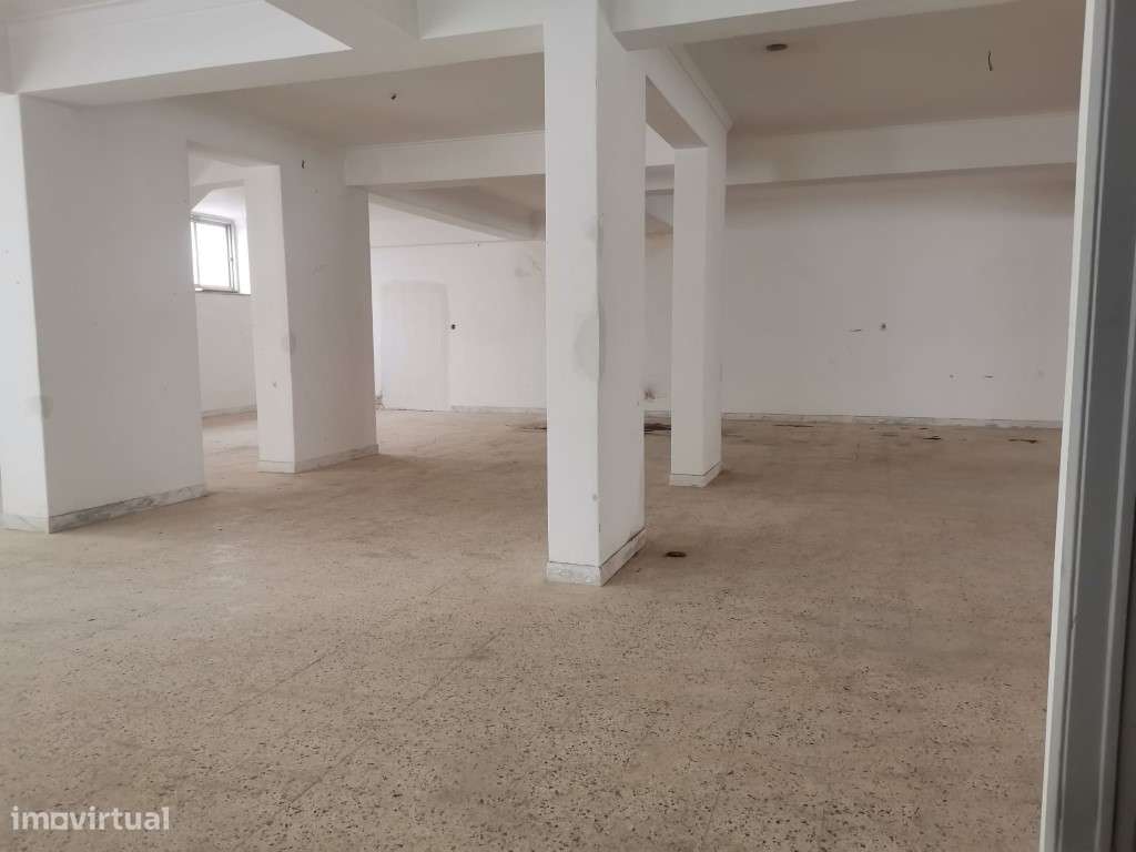 Loja em Agualva com acesso direto para viaturas - Grande imagem: 2/10