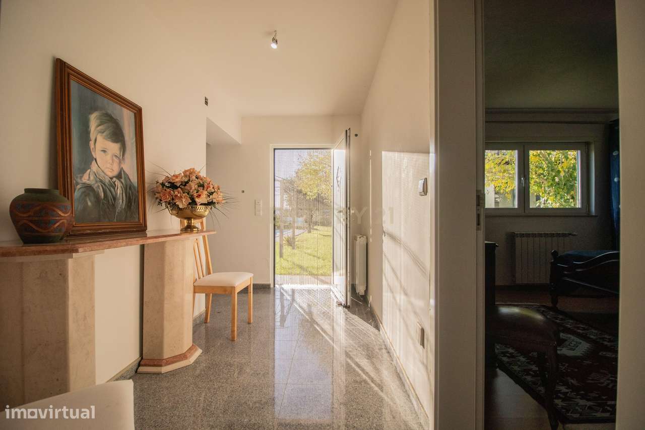 Moradia com piscina, terreno e anexos em Vieira de Leiria e a 2km da p-29