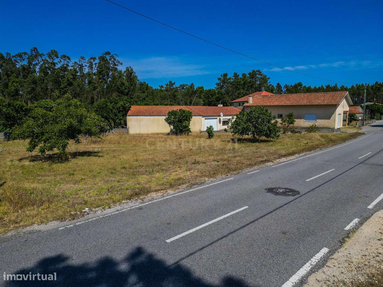 Terreno com cerca de 2.400 m² e viabilidade de construção em Moinhos d-18
