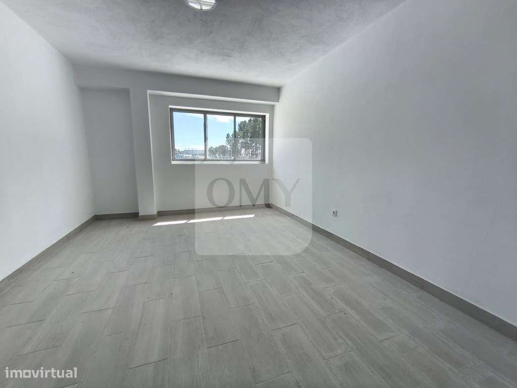 Junto à Zona Industrial de Constantim, Armazém Novo com 800m2 - Grande imagem: 5/13