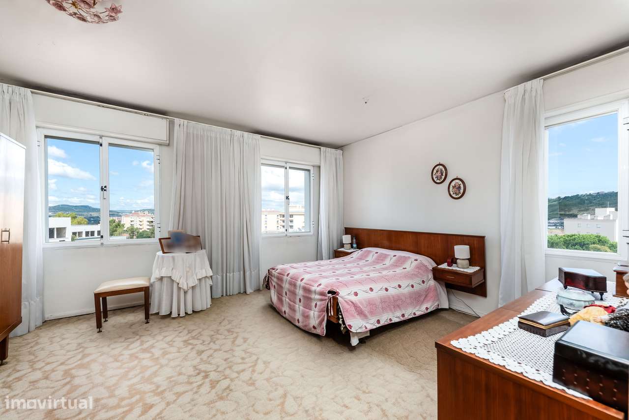 Apartamento T7 com 3 casas de banho e varandas | ou T4 + T3-11