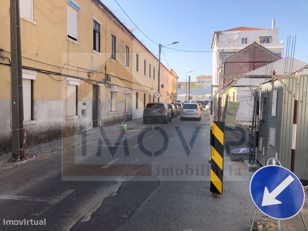 Vende-se prédio para recuperação Alto do Seixalinho - Grande imagem: 2/57